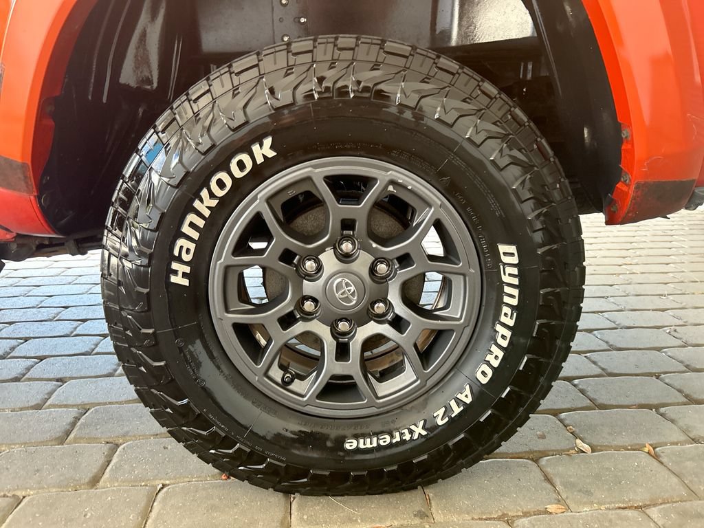 Used 2018 Toyota Tacoma SR5 RWD image 39