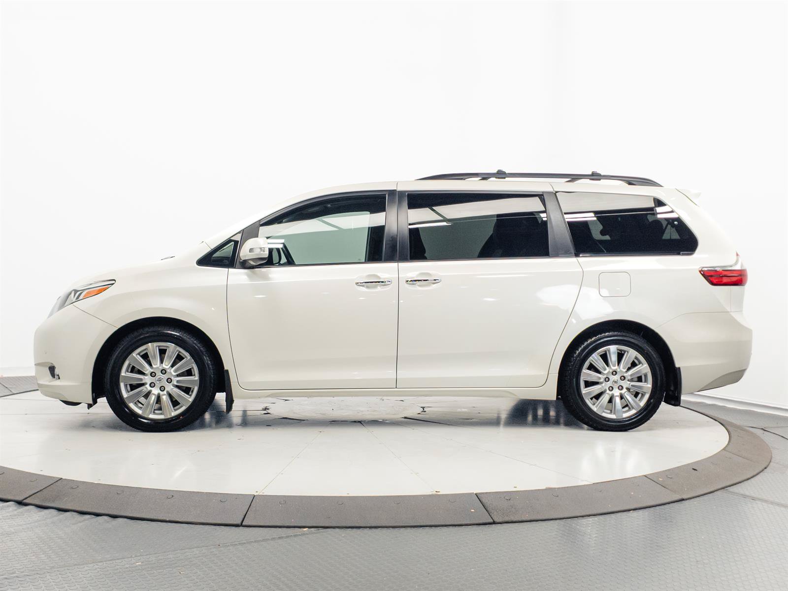 Used 2017 Toyota Sienna Limited Premium w/ Advanced Technology Package FWD image 11