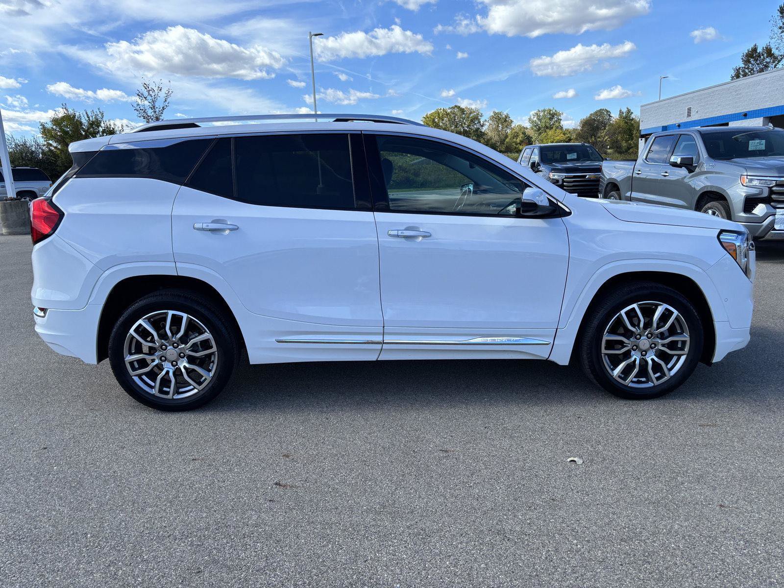 Used 2022 GMC Terrain Denali w/ Denali Premium Package AWD/4WD image 8