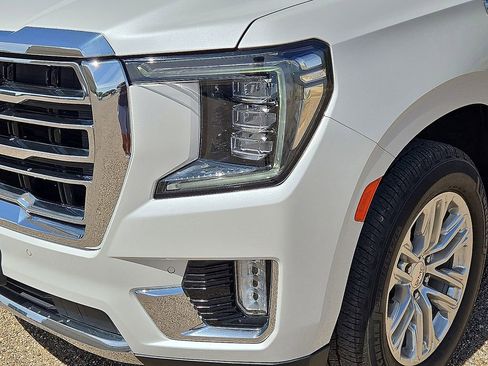 Used 2022 GMC Yukon XL SLT w/ SLT Luxury Package image 10