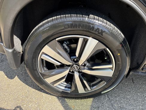 Used 2025 Nissan Rogue SL w/ SL Premium Package image 17