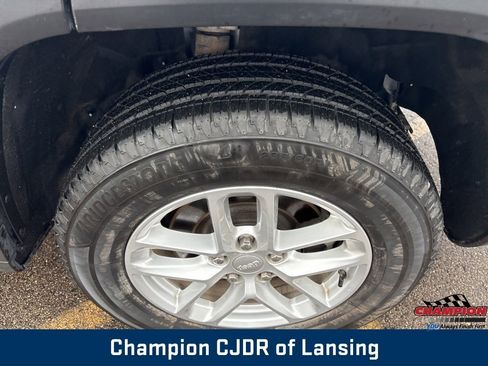 Used 2023 Jeep Grand Cherokee L Laredo image 5