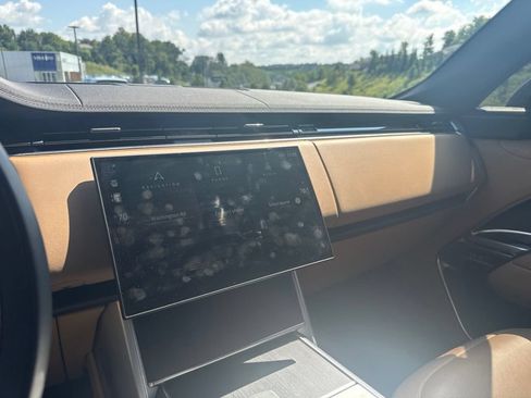 Used 2025 Land Rover Range Rover SE AWD/4WD image 11
