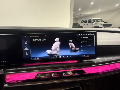 Used 2023 BMW i7 xDrive60 w/ Executive Package 2 AWD/4WD image 44