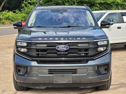 Used 2025 Ford Expedition Active RWD image 2