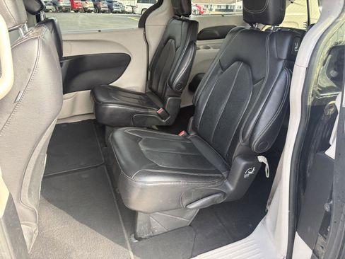 Used 2022 Chrysler Pacifica Touring-L image 16