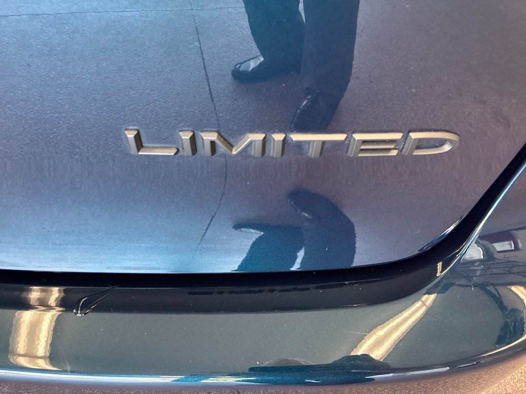 Certified 2025 Chrysler Pacifica Limited FWD image 39