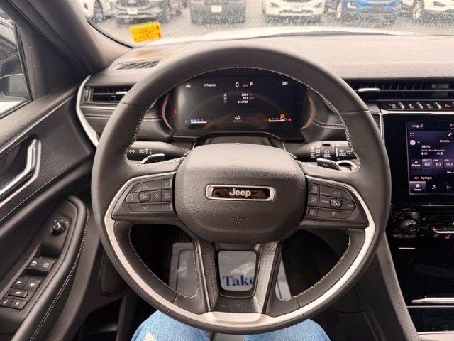 Used 2025 Jeep Grand Cherokee Altitude AWD/4WD image 25