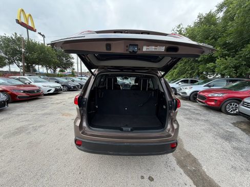 Used 2018 Toyota Highlander XLE FWD image 12
