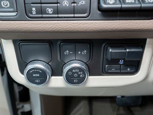 Used 2022 GMC Yukon XL Denali w/ Denali Premium Package image 32