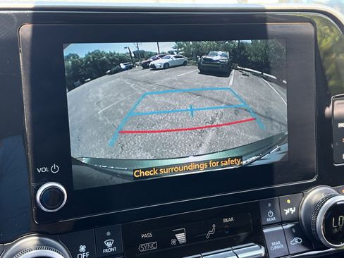 Used 2024 Toyota Highlander XLE AWD/4WD image 18
