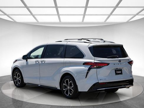 Used 2025 Toyota Sienna Platinum AWD/4WD image 2