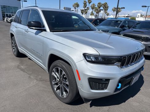 Used 2023 Jeep Grand Cherokee Overland w/ Advanced Protech Group III AWD/4WD image 8