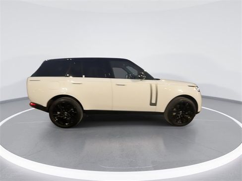 Used 2025 Land Rover Range Rover SE image 9