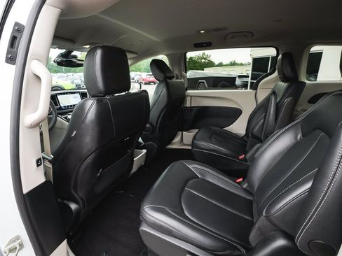 Used 2024 Chrysler Pacifica Limited FWD image 35