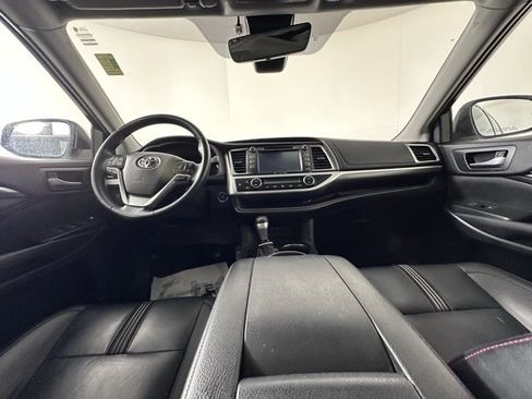 Used 2019 Toyota Highlander SE image 20