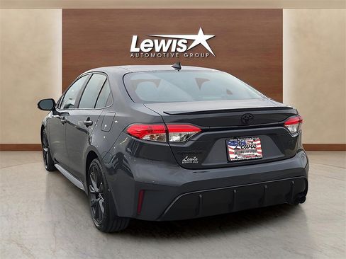 Used 2024 Toyota Corolla SE image 3