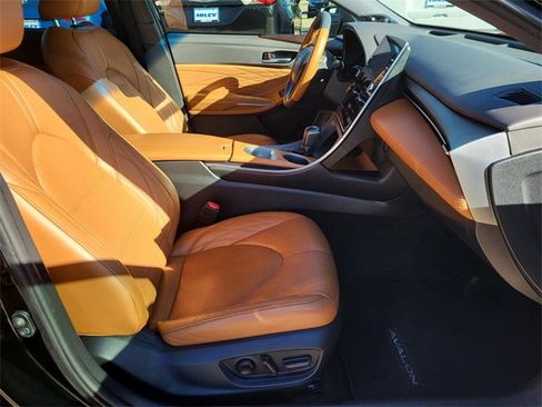 Used 2020 Toyota Avalon Limited image 8