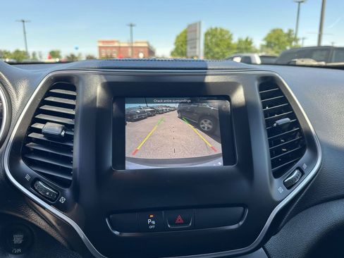 Used 2020 Jeep Cherokee Latitude Plus AWD/4WD image 12
