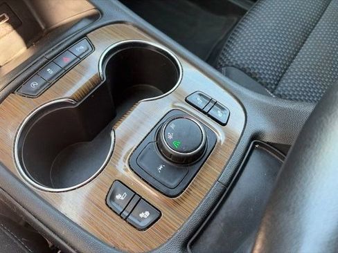 Used 2022 GMC Acadia SLE w/ Driver Convenience Package FWD image 25