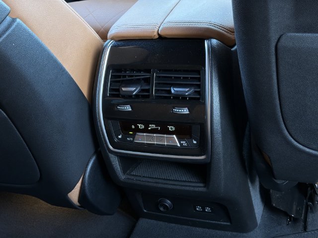 Used 2025 BMW X7 xDrive40i w/ M Sport Package AWD/4WD image 38