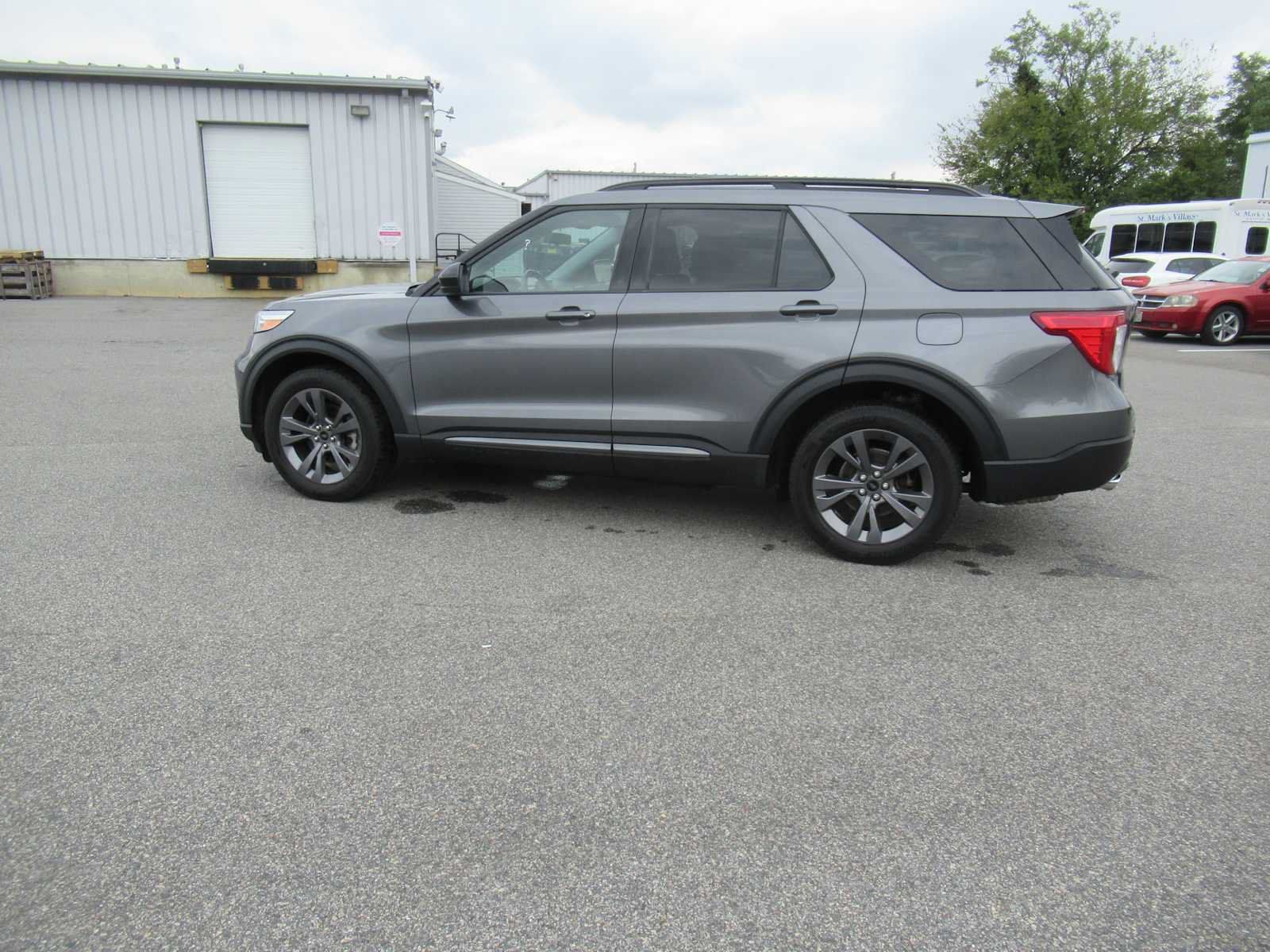 Used 2022 Ford Explorer XLT w/ Equipment Group 202A AWD/4WD image 8
