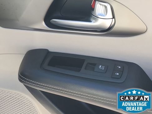 Used 2022 Chrysler Pacifica Touring-L image 47