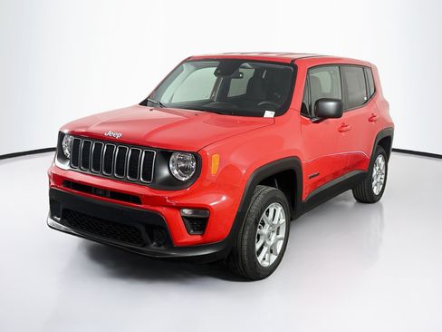 Used 2023 Jeep Renegade Latitude AWD/4WD image 3