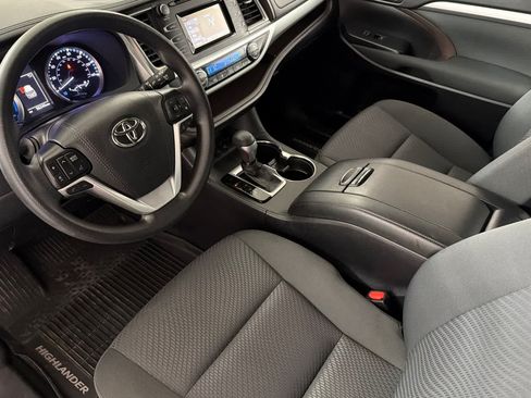 Used 2019 Toyota Highlander LE AWD/4WD image 11
