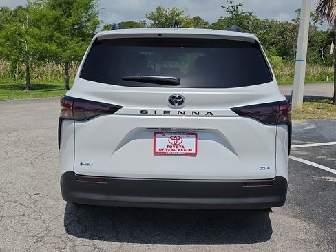 New 2026 Toyota Sienna XLE FWD image 5