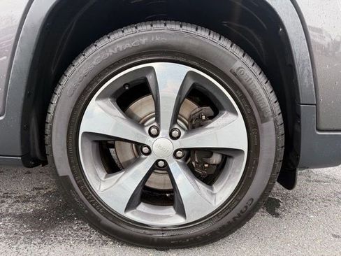 Used 2019 Jeep Cherokee Limited image 21