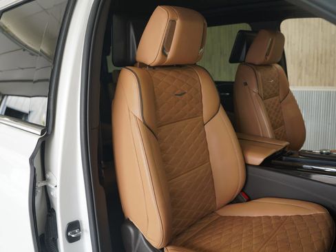 Used 2021 Cadillac Escalade Premium Luxury AWD/4WD image 31