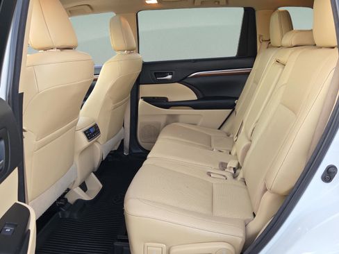 Used 2018 Toyota Highlander Limited Platinum image 16