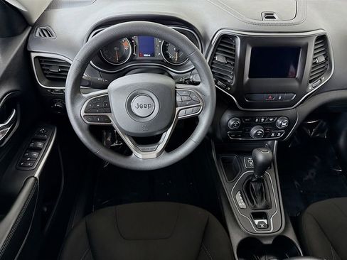 Used 2021 Jeep Cherokee Latitude w/ Mopar Interior Package FWD image 4