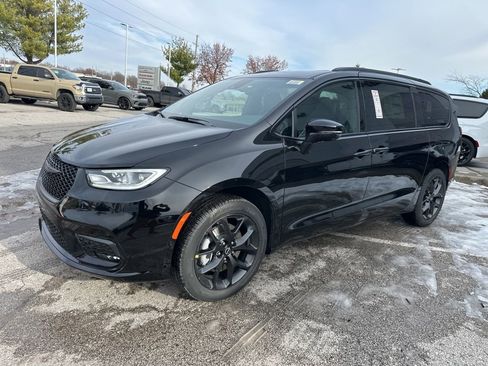 New 2026 Chrysler Pacifica Limited w/ Uconnect Theater Family Group image 14