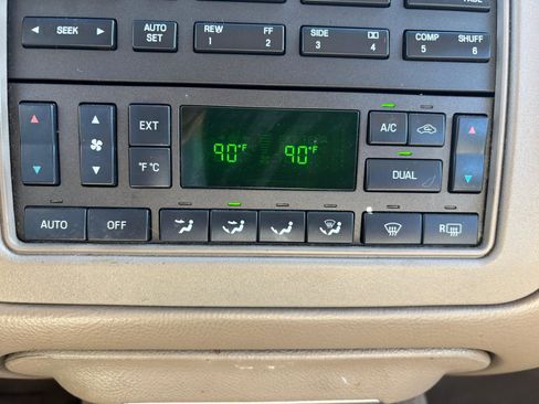 Used 2004 Lincoln Town Car Signature image 13