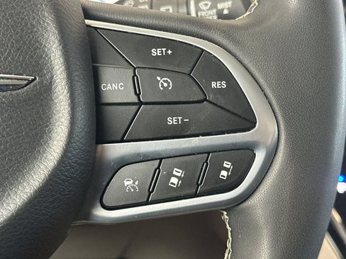 Used 2024 Chrysler Pacifica Limited FWD image 37