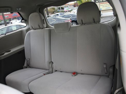 Used 2012 Toyota Sienna LE image 25