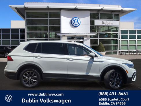 Certified 2023 Volkswagen Tiguan SE w/ Panoramic Sunroof Package FWD image 3