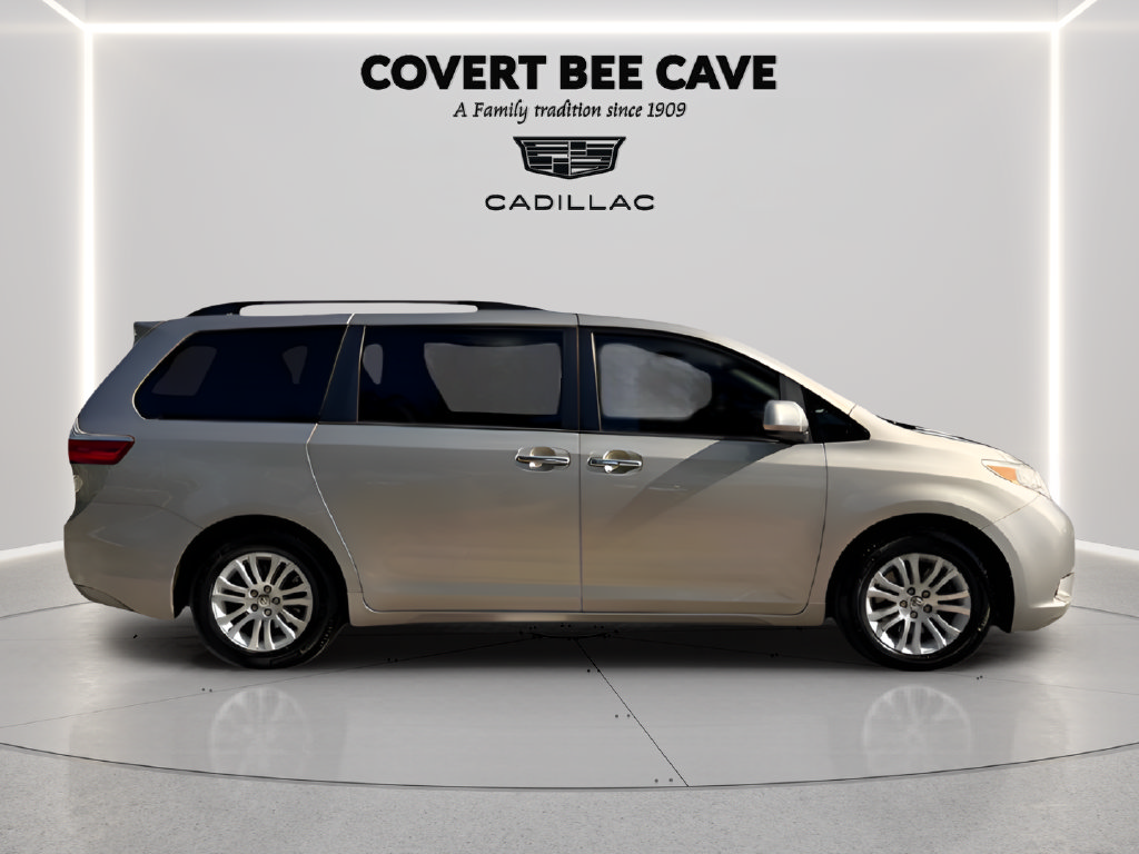 Used 2017 Toyota Sienna XLE w/ XLE Navigation Package FWD image 11