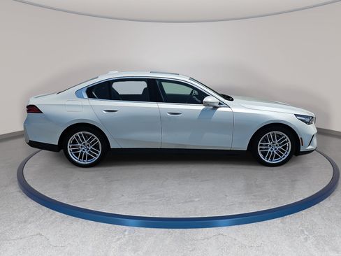 Used 2024 BMW 530i xDrive w/ Premium Package AWD/4WD image 4