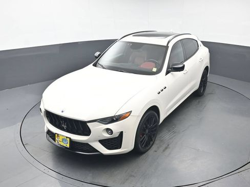 Used 2021 Maserati Levante AWD/4WD image 33