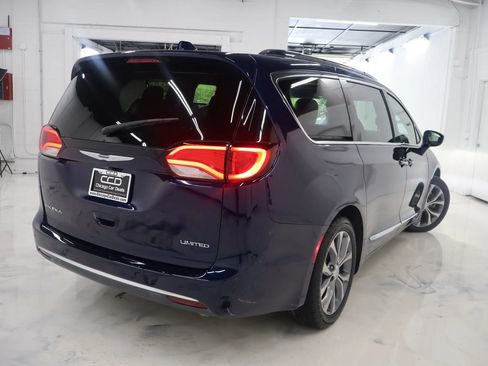Used 2019 Chrysler Pacifica Limited w/ Tire & Wheel Group FWD image 9