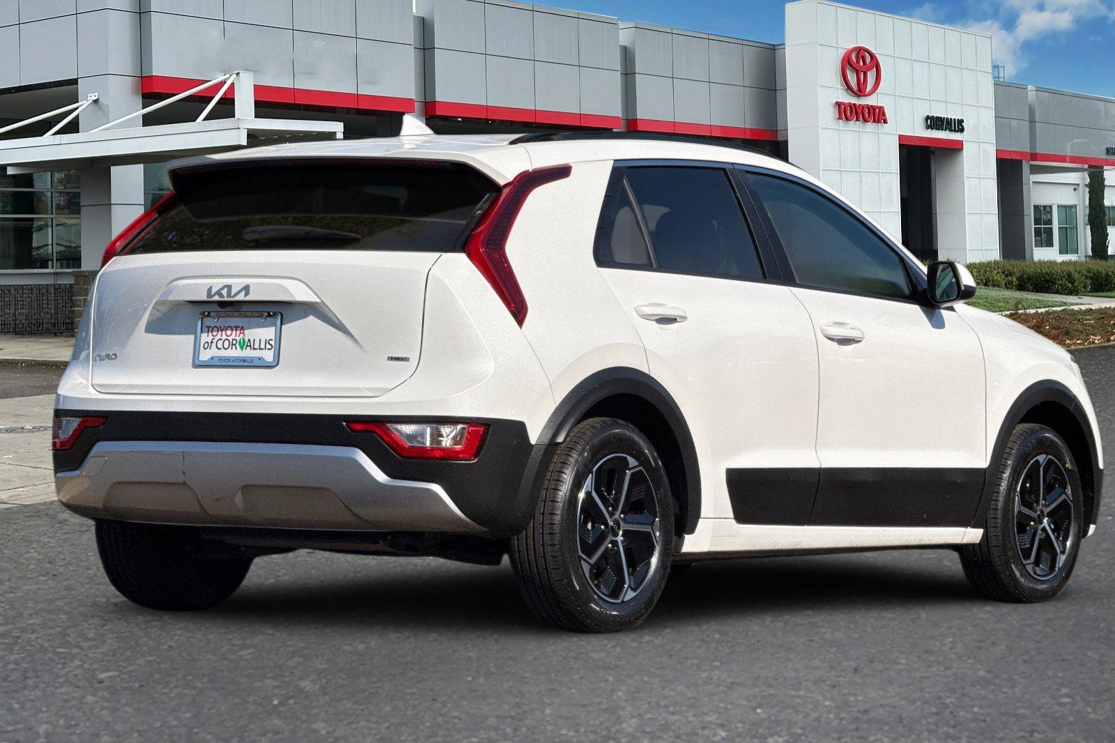 Used 2025 Kia Niro LX FWD image 4