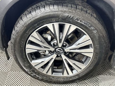 Used 2023 Nissan Rogue SV image 9