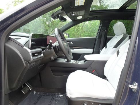 Certified 2024 Cadillac XT4 Sport AWD/4WD image 7