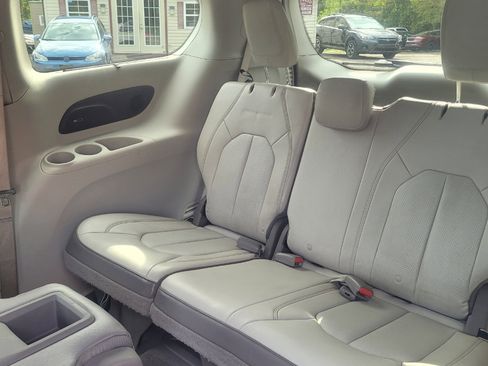 Used 2017 Chrysler Pacifica Touring-L Plus image 34