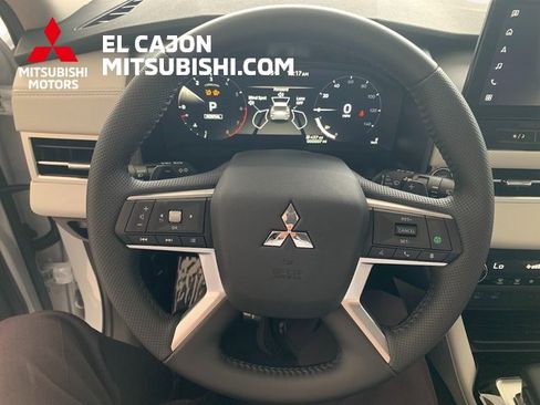 New 2025 Mitsubishi Outlander SE image 18