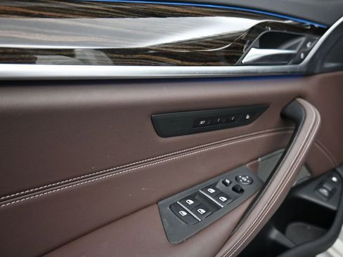 Used 2023 BMW 530e xDrive w/ Premium Package image 9