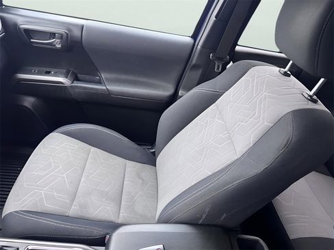 Used 2022 Toyota Tacoma TRD Off-Road image 32